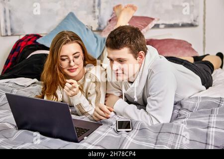 Verheiratetes Paar macht Online-Shopping im Internet zusammen mit Laptop. Stockfoto