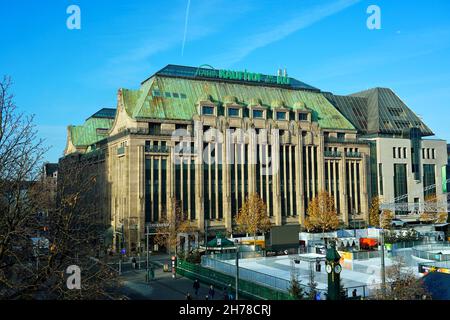 Luftaufnahme des historischen Corneliusplatz mit Kaufhof Kaufhaus und Eislaufbahn in der Düsseldorfer Innenstadt. Stockfoto