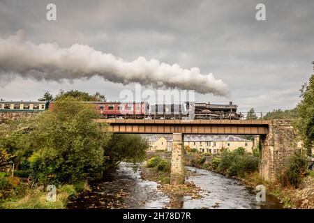 BR 'Manor' 4-6-0 No. 7820 'Dinmore Manor' überquert die Brücke über den Fluss Irwell bei Summerseat auf der East Lancashire Railway Stockfoto