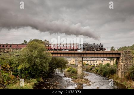 BR Ivatt 2MT 2-6-2T No. 41312 überquert die Brücke über den Fluss Irwell bei Summerseat mit der East Lancashire Railway Stockfoto