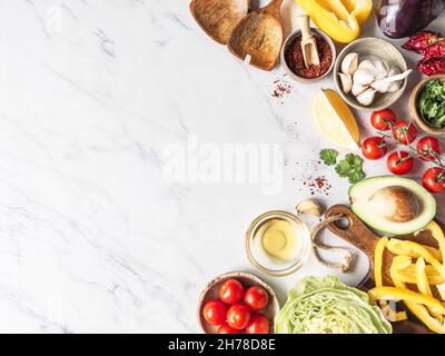 Flat Lay Kochen zu Hause Konzept mit frischem, gesundem Gemüse gehackt, Salate und Küche Holzgeräte. Draufsicht. Speicherplatz kopieren Stockfoto