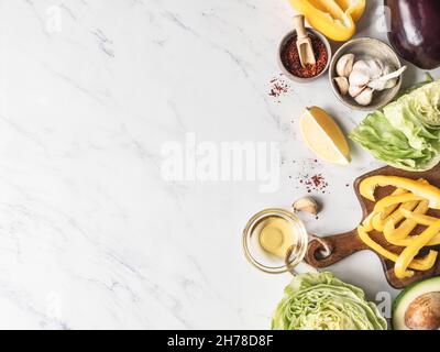 Flat Lay Kochen zu Hause Konzept mit frischem, gesundem Gemüse gehackt, Salate und Küche Holzgeräte. Draufsicht. Speicherplatz kopieren Stockfoto