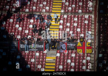 Stadio Oreste Granillo, Reggio Calabria, Italien, 21. November 2021, Fans von Cremonese während der Reggina 1914 gegen US Cremonese - Italienische Fußballmeisterschaft Liga BKT Stockfoto