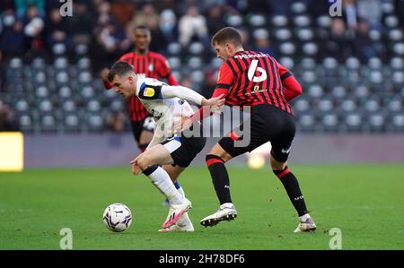 Jason Knight von Derby County (links) und Chris Mepham von Bournemouth kämpfen während des Sky Bet Championship-Spiels im Pride Park Stadium, Derby, um den Ball. Bilddatum: Sonntag, 21. November 2021. Stockfoto