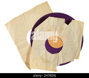 Alte grungige Vinyl-Platte mit blanko zerrissenen Sleeve und leerem Label, freiem Kopieplatz, isoliert auf Weiß. Stockfoto