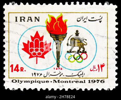 MOSKAU, RUSSLAND - 25. OKTOBER 2021: Im Iran gedruckte Briefmarke zeigt Fackel, Emblem der Olympischen Spiele und des iranischen Olympiс-Komitees, Sommer Stockfoto