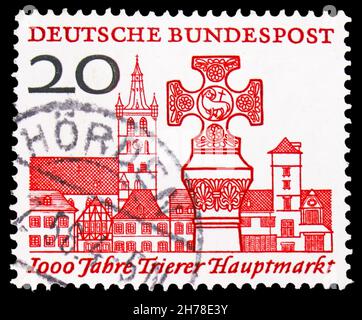 MOSKAU, RUSSLAND - 25. OKTOBER 2021: In Deutschland gedruckte Briefmarke zeigt Trier und Marktkreuz, um 1958 Stockfoto