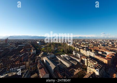 Stadtbild von Turin (Turin) und italienischen Alpen am Horizont von der Mole Antonelliana, Piemont (Piemont), Italien, Europa. Stockfoto