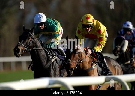 Geordie des Champs unter Jockey Adam Wedge (links) auf dem Weg zum Sieg im National Hunt Racing Enthusiasts Club Handicap-Hürde mit Geschmack The Fear unter Jockey Sam Twiston-Davies Dritter auf der Uttoxeter Racecourse, Staffordshire. Bilddatum: Sonntag, 21. November 2021. Stockfoto