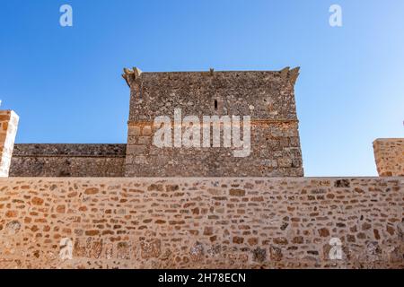 Ansicht der Verteidigungsmauern der Burg Niebla, in Huelva, Andalusien, Spanien Stockfoto