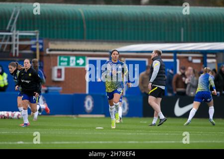 London, Großbritannien. 21st. November 2021. LONDON, GROSSBRITANNIEN. 21st. NOVEMBER: Chelsea-Kader erwärmt sich während der 2021-22 FA Womens Superleague zwischen dem FC Chelsea und Birmingham City in Kingsmeadow. Quelle: Federico Guerra Morán/Alamy Live News Stockfoto