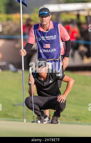 Dubai, VAE. 21st. November 2021.Colin Morikawa aus den USA stellt sich am 21. November 2021 beim DP World Tour Championship Day 4 in Jumeirah Golf Estates, Dubai, VAE, einem Putt am achtzehnten Loch an. Foto von Grant Winter. Nur zur redaktionellen Verwendung, Lizenz für kommerzielle Nutzung erforderlich. Keine Verwendung bei Wetten, Spielen oder Veröffentlichungen einzelner Clubs/Vereine/Spieler. Kredit: UK Sports Pics Ltd/Alamy Live Nachrichten Stockfoto