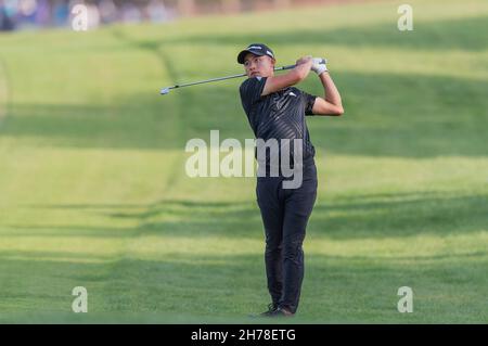 Dubai, VAE. 21st. November 2021.Colin Morikawa aus den USA spielt am 21. November 2021 beim DP World Tour Championship Day 4 in Jumeirah Golf Estates, Dubai, VAE, einen Schuss auf das achtzehnte Loch. Foto von Grant Winter. Nur zur redaktionellen Verwendung, Lizenz für kommerzielle Nutzung erforderlich. Keine Verwendung bei Wetten, Spielen oder Veröffentlichungen einzelner Clubs/Vereine/Spieler. Kredit: UK Sports Pics Ltd/Alamy Live Nachrichten Stockfoto