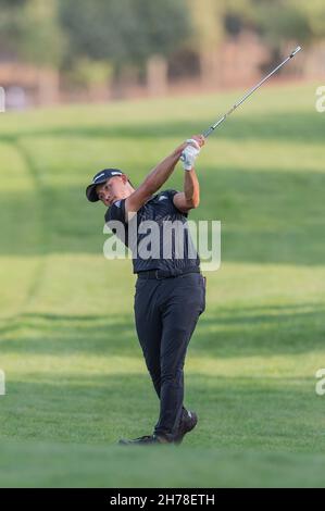 Dubai, VAE. 21st. November 2021.Colin Morikawa aus den USA spielt am 21. November 2021 beim DP World Tour Championship Day 4 in Jumeirah Golf Estates, Dubai, VAE, einen Schuss auf das achtzehnte Loch. Foto von Grant Winter. Nur zur redaktionellen Verwendung, Lizenz für kommerzielle Nutzung erforderlich. Keine Verwendung bei Wetten, Spielen oder Veröffentlichungen einzelner Clubs/Vereine/Spieler. Kredit: UK Sports Pics Ltd/Alamy Live Nachrichten Stockfoto