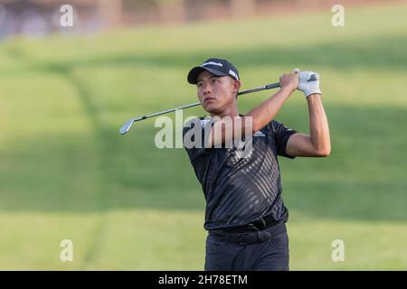 Dubai, VAE. 21st. November 2021.Colin Morikawa aus den USA spielt am 21. November 2021 beim DP World Tour Championship Day 4 in Jumeirah Golf Estates, Dubai, VAE, einen Schuss auf das achtzehnte Loch. Foto von Grant Winter. Nur zur redaktionellen Verwendung, Lizenz für kommerzielle Nutzung erforderlich. Keine Verwendung bei Wetten, Spielen oder Veröffentlichungen einzelner Clubs/Vereine/Spieler. Kredit: UK Sports Pics Ltd/Alamy Live Nachrichten Stockfoto