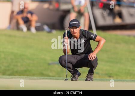 Dubai, VAE. 21st. November 2021.Colin Morikawa aus den USA stellt sich am 21. November 2021 beim DP World Tour Championship Day 4 in Jumeirah Golf Estates, Dubai, VAE, einem Putt am achtzehnten Loch an. Foto von Grant Winter. Nur zur redaktionellen Verwendung, Lizenz für kommerzielle Nutzung erforderlich. Keine Verwendung bei Wetten, Spielen oder Veröffentlichungen einzelner Clubs/Vereine/Spieler. Kredit: UK Sports Pics Ltd/Alamy Live Nachrichten Stockfoto