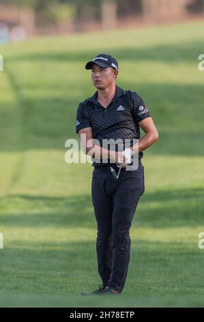 Dubai, VAE. 21st. November 2021.Colin Morikawa aus den USA spielt am 21. November 2021 beim DP World Tour Championship Day 4 in Jumeirah Golf Estates, Dubai, VAE, einen Schuss auf das achtzehnte Loch. Foto von Grant Winter. Nur zur redaktionellen Verwendung, Lizenz für kommerzielle Nutzung erforderlich. Keine Verwendung bei Wetten, Spielen oder Veröffentlichungen einzelner Clubs/Vereine/Spieler. Kredit: UK Sports Pics Ltd/Alamy Live Nachrichten Stockfoto