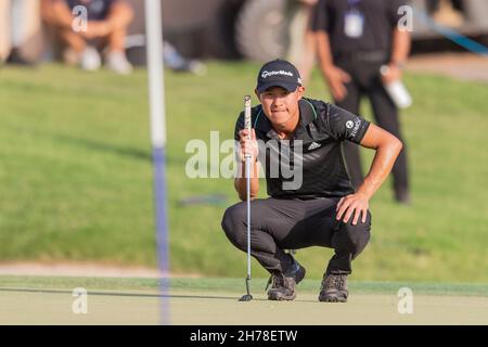 Dubai, VAE. 21st. November 2021.Colin Morikawa aus den USA stellt sich am 21. November 2021 beim DP World Tour Championship Day 4 in Jumeirah Golf Estates, Dubai, VAE, einem Putt am achtzehnten Loch an. Foto von Grant Winter. Nur zur redaktionellen Verwendung, Lizenz für kommerzielle Nutzung erforderlich. Keine Verwendung bei Wetten, Spielen oder Veröffentlichungen einzelner Clubs/Vereine/Spieler. Kredit: UK Sports Pics Ltd/Alamy Live Nachrichten Stockfoto