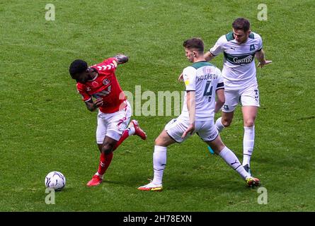 Charlton Athletic's Diallang Jaiyesimi in Aktion während des Spiels während der Sky Bet League One im Valley, London. Bilddatum: Samstag, 20. November 2021. Stockfoto