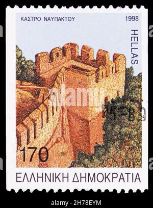 MOSKAU, RUSSLAND - 25. OKTOBER 2021: In Griechenland gedruckte Briefmarke zeigt Schloss Nafpaktos, griechische Schlösser (1998) Serie, um 1998 Stockfoto