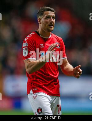 Conor Washington von Charlton Athletic applaudiert die Fans nach dem 1-Match der Sky Bet League im Londoner Valley zu Vollzeit. Bilddatum: Samstag, 20. November 2021. Stockfoto