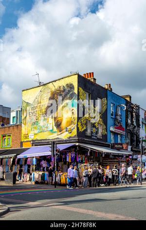 Wandmalereien und dekorierte Ladenfronten an der Kreuzung von Camden High Street und Jamestown Road, Camden, London, Großbritannien Stockfoto