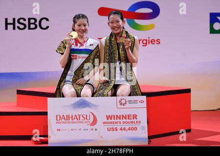 Bali. 21st. November 2021. Die Goldmedaillengewinnerinnen Chiharu Shida (L) und Nami Matsuyama aus Japan posieren für Fotos während der Siegerehrung für das Damendoppel beim Indonesia Masters 2021 in Bali, Indonesien. November 21, 2021. Quelle: PP PBSI Handout über Xinhua/Alamy Live News Stockfoto