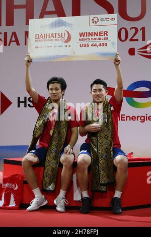Bali. 21st. November 2021. Die Goldmedaillengewinnerinnen Yugo Kobayashi (R) und Takuro Hoki aus Japan posieren für Fotos während der Preisverleihung für die Herren-Doppelsieger bei den Indonesia Masters 2021 in Bali, Indonesien. November 21, 2021. Quelle: PP PBSI Handout über Xinhua/Alamy Live News Stockfoto