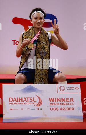 Bali. 21st. November 2021. Goldmedaillengewinnerin Kento Momota aus Japan posiert für Fotos während der Preisverleihung für die Männer-Single bei den Indonesia Masters 2021 in Bali, Indonesien. November 21, 2021. Quelle: PP PBSI Handout über Xinhua/Alamy Live News Stockfoto