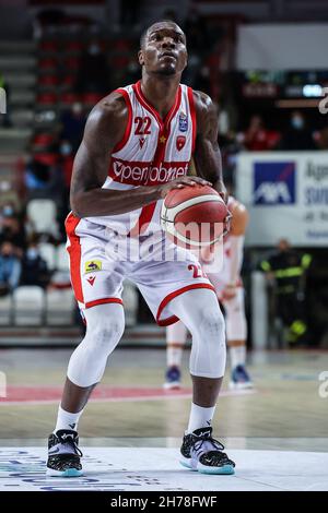 Jalen Jones #22 von Pallacanestro Varese OpenJobMetis in Aktion während des italienischen Basketball LBA Lega Basket Ein Spiel der regulären Saison 2021/22 zwischen Op Stockfoto