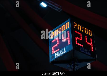 Varese, Italien. 20th. November 2021. Blick auf die Enerxenia Arena während des italienischen Basketballs LBA Lega Basket Ein Spiel der regulären Saison 2021/22 zwischen OpenJobMetis Varese und Bertram Darthona Basket Tortona in der Enerxenia Arena, Varese, Italien am 20. November 2021 Quelle: Independent Photo Agency/Alamy Live News Stockfoto