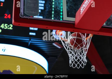 Offizieller Matchball während des italienischen Basketball LBA Lega Basket Ein Spiel der regulären Saison 2021/22 zwischen OpenJobMetis Varese und Bertram Derthona Baske Stockfoto