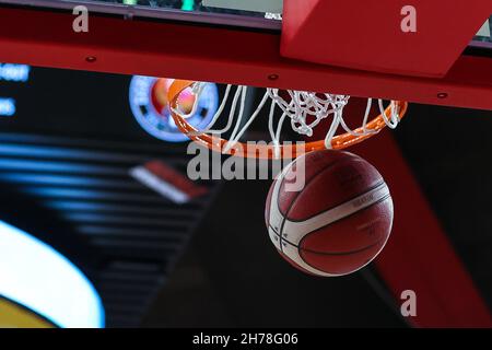 Offizieller Matchball während des italienischen Basketball LBA Lega Basket Ein Spiel der regulären Saison 2021/22 zwischen OpenJobMetis Varese und Bertram Derthona Baske Stockfoto