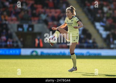 Leigh, Großbritannien. 21st. November 2021. Leigh, England, 21st 2021. November: Lia Walti (13 Arsenal) während des Fußballspiels der FA Womens Super League zwischen Manchester Utd und Arsenal im Leigh Sports Village Richard Callis/SPP Credit: SPP Sport Press Photo. /Alamy Live News Stockfoto