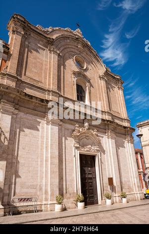 Die Kirche San Francesco im historischen Zentrum von Monopoli in Apulien (Italien) Stockfoto