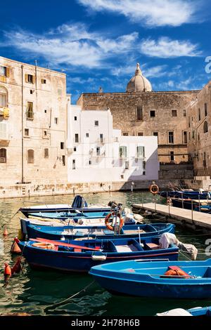 Alter Hafen von Monopoli Provinz Bari, Region Apulien, Süditalien. Boote in der Marina von Monopoli. Stockfoto