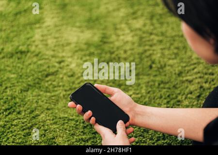 Mädchen Hält Ein Neues Smartphone In Der Hand Stockfoto