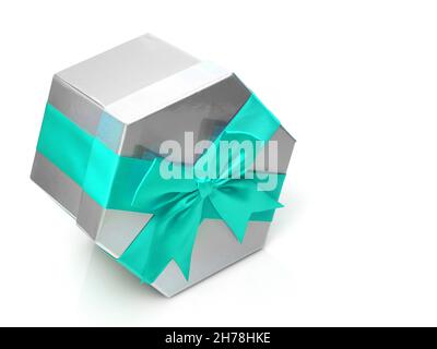 Silberne Geschenkbox mit mintgrüner Satinschleife. Isoliert auf weißem Hintergrund. Stockfoto