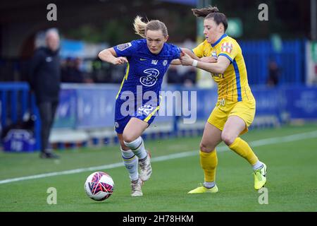 Chelsea's Erin Cuthbert (links) und Lucy Quinn von Birmingham City kämpfen während des Spiels der Barclays FA Women's Super League in Kingsmeadow, London, um den Ball. Bilddatum: Sonntag, 21. November 2021. Stockfoto