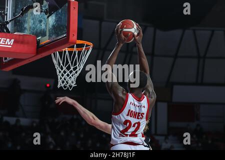 Jalen Jones #22 von Pallacanestro Varese OpenJobMetis in Aktion während des italienischen Basketball LBA Lega Basket Ein Spiel der regulären Saison 2021/22 zwischen Op Stockfoto