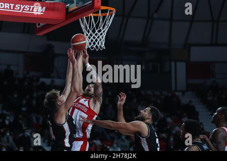 Paulius Sorokas #9 von Pallacanestro Varese OpenJobMetis in Aktion während des italienischen Basketball LBA Lega Basket Ein Spiel der regulären Saison 2021/22 dazwischen Stockfoto