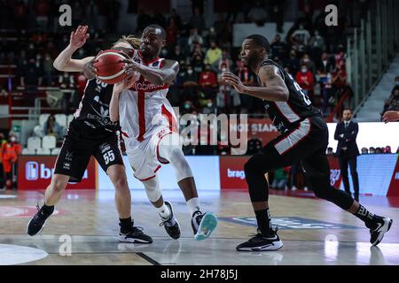 Jalen Jones #22 von Pallacanestro Varese OpenJobMetis in Aktion während des italienischen Basketball LBA Lega Basket Ein 2021/22-Spiel in der regulären Saison zwischen OpenJobMetis Varese und Bertram Darthona Basket Tortona in der Enerxenia Arena, Varese, Italien am 20. November 2021 Stockfoto