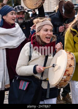 Wien, Österreich - November 20 2021: Covid-19 Demonstration Anti-Impfproster und Schlagzeuger. Stockfoto