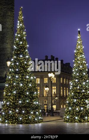 Paris, Frankreich - 20. November 2021: Weihnachtsbäume bei Nacht auf dem Place Vendome in Paris Stockfoto