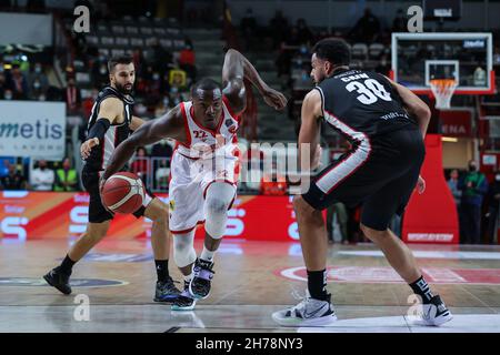 Jalen Jones #22 von Pallacanestro Varese OpenJobMetis in Aktion während des italienischen Basketball LBA Lega Basket Ein 2021/22-Spiel in der regulären Saison zwischen OpenJobMetis Varese und Bertram Darthona Basket Tortona in der Enerxenia Arena, Varese, Italien am 20. November 2021 Stockfoto