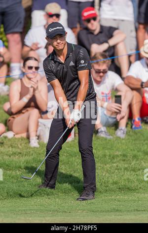 Dubai, VAE. 21st. November 2021.Colin Morikawa aus den USA fährt am 21. November 2021 beim DP World Tour Championship Day 4 in Jumeirah Golf Estates, Dubai, VAE, auf das Grün am 13. Loch. Foto von Grant Winter. Nur zur redaktionellen Verwendung, Lizenz für kommerzielle Nutzung erforderlich. Keine Verwendung bei Wetten, Spielen oder Veröffentlichungen einzelner Clubs/Vereine/Spieler. Kredit: UK Sports Pics Ltd/Alamy Live Nachrichten Stockfoto