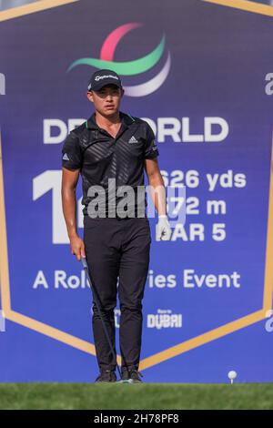 Dubai, VAE. 21st. November 2021.Colin Morikawa aus den USA schieß am 4. November 2021 auf das 14. Loch während des DP World Tour Championship Day 21 in Jumeirah Golf Estates, Dubai, VAE. Foto von Grant Winter. Nur zur redaktionellen Verwendung, Lizenz für kommerzielle Nutzung erforderlich. Keine Verwendung bei Wetten, Spielen oder Veröffentlichungen einzelner Clubs/Vereine/Spieler. Kredit: UK Sports Pics Ltd/Alamy Live Nachrichten Stockfoto