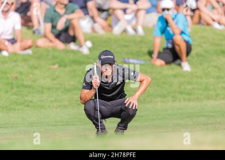 Dubai, VAE. 21st. November 2021.Colin Morikawa aus den USA legt am 21. November 2021 beim DP World Tour Championship Day 4 in Jumeirah Golf Estates, Dubai, VAE, einen Putt am 13. Loch an. Foto von Grant Winter. Nur zur redaktionellen Verwendung, Lizenz für kommerzielle Nutzung erforderlich. Keine Verwendung bei Wetten, Spielen oder Veröffentlichungen einzelner Clubs/Vereine/Spieler. Kredit: UK Sports Pics Ltd/Alamy Live Nachrichten Stockfoto