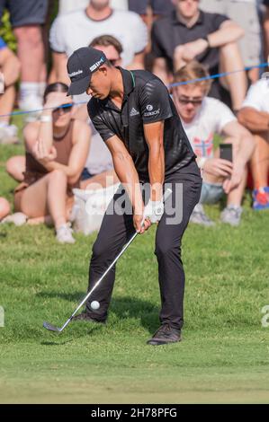 Dubai, VAE. 21st. November 2021.Colin Morikawa aus den USA fährt am 21. November 2021 beim DP World Tour Championship Day 4 in Jumeirah Golf Estates, Dubai, VAE, auf das Grün am 13. Loch. Foto von Grant Winter. Nur zur redaktionellen Verwendung, Lizenz für kommerzielle Nutzung erforderlich. Keine Verwendung bei Wetten, Spielen oder Veröffentlichungen einzelner Clubs/Vereine/Spieler. Kredit: UK Sports Pics Ltd/Alamy Live Nachrichten Stockfoto