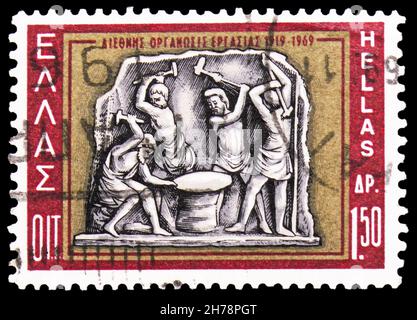 MOSKAU, RUSSLAND - 25. OKTOBER 2021: Die in Griechenland gedruckte Briefmarke zeigt Hephaestus und Zyklopen, Serie der Internationalen Arbeitsorganisation, um 1969 Stockfoto